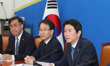 더불어민주당 이인영 원내대표가 19일 오전 국회에서 열린 정책조정회의에서 발언하고 있다. 연합뉴스