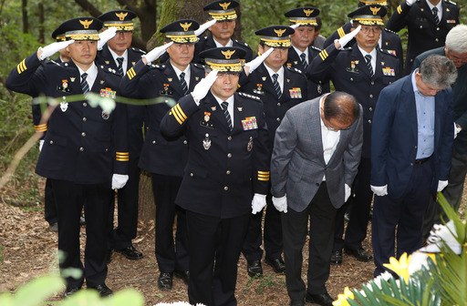 민갑룡 경찰청장이 20일 오후 ‘개구리소년 사건’의 유골발견 현장인 대구 달서구 와룡산 세방골 찾아 소년들을 추도하며 경례하고 있다. 대구=연합뉴스