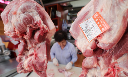 지난 18일 오후 서울 성동구 마장동 축산물 시장에서 한 상인이 돼지고기를 손질하고 있다. 연합뉴스