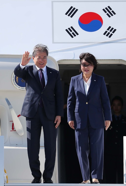 문재인 대통령과 부인 김정숙 여사가 22일(현지시간) 뉴욕 JFK 국제공항에 도착해 인사를 하고 있다. 문 대통령은 유엔총회 참석과 한미 정상회담 등을 위해 미국 뉴욕을 3박5일 일정으로 방문했다. 뉴욕=뉴시스