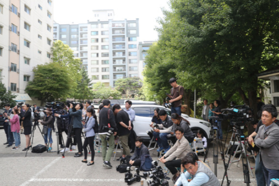 23일 검찰이 압수수색 중인 조국 법무부 장관의 서울 서초구 방배동 자택 앞에 취재진이 대기하고 있다. 연합뉴스