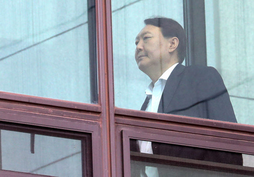 윤석열 검찰총장이 23일 오전 서울 서초구 대검찰청에서 점심식사를 위해 구내식당으로 이동하고 있다. 뉴시스