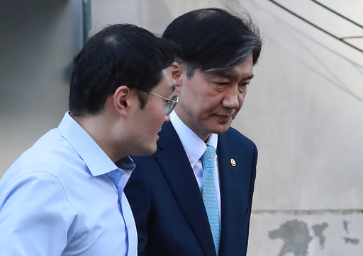 조국 법무부 장관이 23일 오전 서울 서초구 방배동 자택을 나서던 중 취재진의 질문을 듣고 있다. 뉴시스