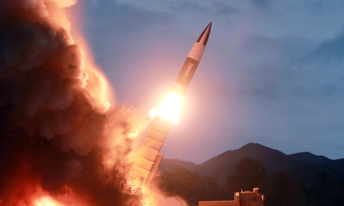 북한이‘새 무기’라고 공개한 신형 전술탄도미사일로 추정되는 발사체가 동해상의 가상 표적을 향해 발사되고 있다. 연합뉴스