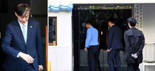 曺 자택 나서자 들이닥친 검찰 조국 법무부 장관(왼쪽 사진)이 23일 오전 서울 서초구 방배동 자택을 나서고 있다. 조 장관이 자택을 나서고 20분쯤 뒤인 오전 9시 검찰 관계자들이 압수수색을 위해 조 장관 자택으로 들어서고 있다. 뉴시스·이제원 기자