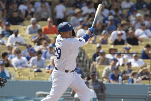 류현진(32·로스앤젤레스 다저스)이 지난 22일(현지시간) 미국 캘리포니아주 로스앤젤레스 다저스타디움에서 열린 미 프로야구 메이저리그 콜로라도 로키스와의 홈 경기 5회말 선두 타자로 나와 홈런을 치고 있다. 로스앤젤레스=AP연합