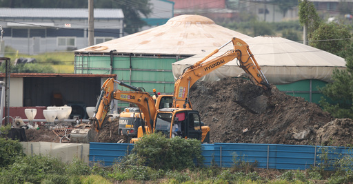 국내에서 처음으로 가축전염병인 아프리카돼지열병(ASF)이 발생한 17일 경기 파주시 연다산동의 한 돼지농장에서 방역 관계자들이 살처분 매몰 작업을 준비하고 있다. 뉴시스