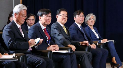 23일(현지시간) 미국 뉴욕 인터콘티넨털 바클레이 호텔에서 열린 한·미 정상회담 수행단인 조윤제 주미대사(왼쪽부터), 김상조 청와대 정책실장, 정의용 청와대 국가안보실장,성윤모 산업통상자원부 장관, 강경화 외교부 장관 등이 회담을 지켜보고 있다. 뉴욕=뉴시스