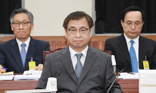 24일 오전 서울 여의도 국회에서 열린 정보위원회에 참석한 서훈 국정원장이 자리하고 있다. 뉴시스