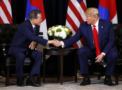 문재인 대통령이 23일(현지시간) 도널드 트럼프 미국 대통령을 만나 반갑게 악수하고 있다. 연합뉴스