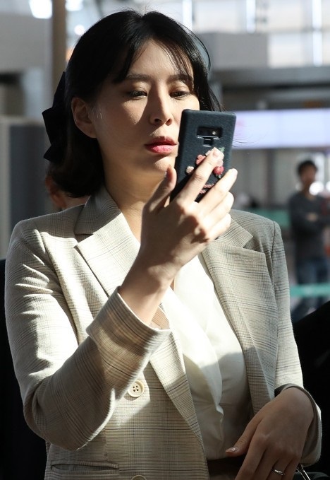 고 장자연 사건 주요 증언자인 배우 윤지오씨가 4월24일 오후 캐나다로 출국하기 위해 인천공항에 도착, 휴대전화를 보고 있다. 연합뉴스