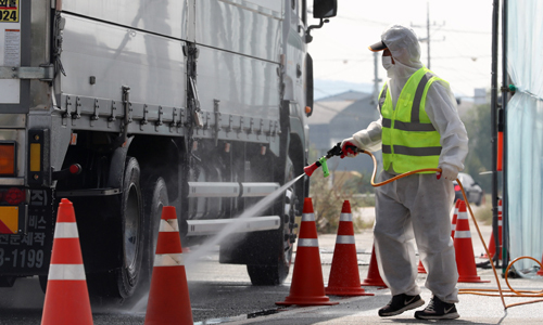 25일 오전 충남 천안시 성환읍 한 거점소독시설에서 아프리카돼지열병(ASF) 확산을 막기 위한 차량 소독이 진행되고 있다. 연합뉴스