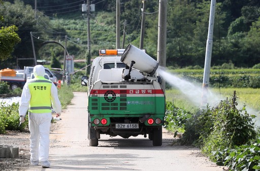 국내에서 처음으로 가축전염병인 아프리카돼지열병(ASF)이 발생한 17일 오전 경기 파주시 연다산동의 한 돼지농장에서 방역 관계자들이 인근 방역작업을 진행하고 있다. 파주=뉴시스