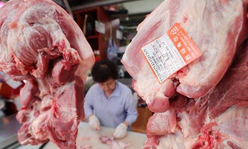 지난 18일 일 오후 서울 성동구 마장동 축산물 시장에서 한 상인이 돼지고기를 손질하고 있다. 연합뉴스