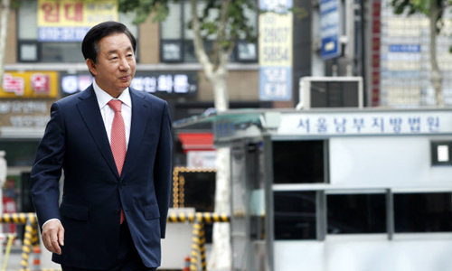 KT에 딸의 채용을 청탁했다는 의혹을 받는 김성태 자유한국당 의원이 27일 오후 서울 양천구 남부지방법원에서 열린 뇌물수수·뇌물공여 혐의 첫 공판에 출석하고 있다. 뉴스1