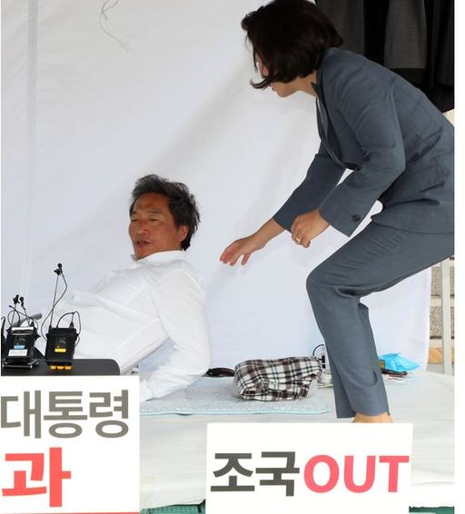나경원 자유한국당 원내대표가 27일 서울 여의도 국회 본청 계단에서 조국 법무부장관 사퇴촉구 단식농성중인 이학재 의원을 격려하고 있다. 뉴스1
