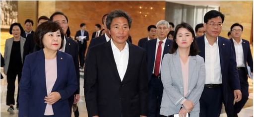 김순례 최고위원, 신보라 최고위원등 자유한국당 초선의원들이 27일 13일째 단식중인 이학재 의원과 함께서울 여의도 국회 본회의장으로 이동하고 있다. 뉴스1