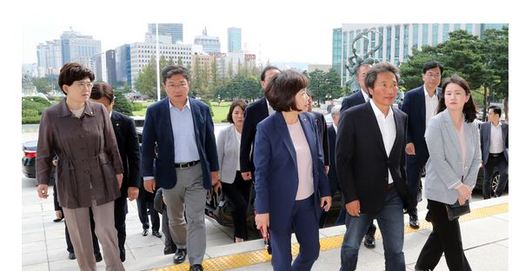 김순례 최고위원, 신보라 최고위원등 자유한국당 초선의원들이 27일 13일째 단식중인 이학재 의원과 함께서울 여의도 국회 본회의장으로 이동하고 있다. 이학재 의원은 '조국 법무부장관 사퇴'를 요구하며 국회 본청앞에 천막을 치고 13일째 단식중이다. 연합뉴스