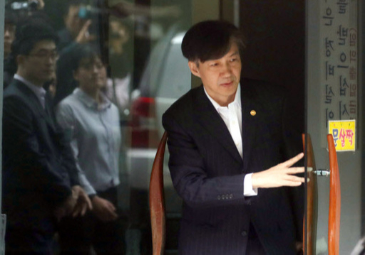 조국 법무부 장관이 27일 오전 서울 서초구 방배동 자택을 나서고 있다. 뉴시스