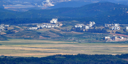 황금빛 북한 들녘 28일 경기도 파주시 임진각에서 바라본 북한지역 들판의 벼들이 황금빛으로 익어가고 있다. 파주=이제원 기자