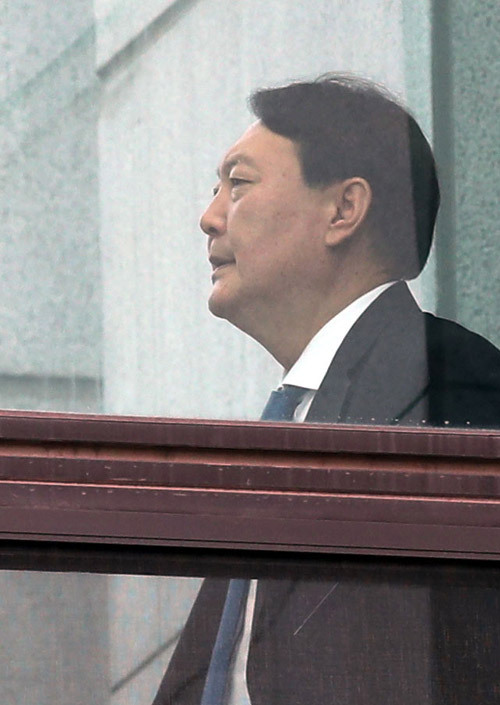 윤석열 검찰총장이 지난 27일 서울 서초구 대검찰청에서 점심식사를 하기 위해 구내식당으로 향하고 있다. 뉴시스