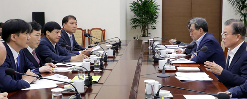 마주앉은 文대통령·조국 문재인 대통령이 30일 청와대 여민관에서 조국 법무부 장관(왼쪽)으로부터 법무부 업무보고를 받은 뒤 검찰 개혁의 필요성을 강조하고 있다. 청와대 제공