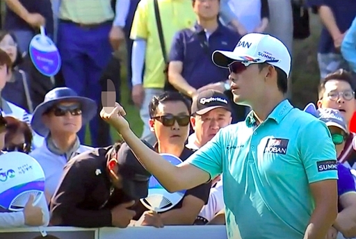 지난 29일 경북 구미 골프존카운티 선산에서 열린 KPGA 코리안투어 대구경북오픈 최종 라운드에서 프로골프선수 김비오(29)가 16번홀 티샷후 갤러리를 향해 손가락 욕을 하고 있다. JTBC골프 중계화면 갈무리