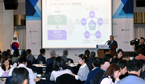 대통령직속 미세먼지 문제 해결을 위한 국가기후환경회의 김숙 전략기획위원장이 30일 서울 중구 한국프레스센터에서 열린 ‘미세먼지 문제 해결을 위한 제1차 국민 정책제안 기자회견’에서 브리핑하고 있다. 이제원 기자