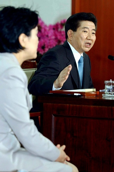 2003년 3월9일 ‘검사와의 대화’에 출연한 노무현 대통령이 검사들의 질문에 답하고 있다. 왼쪽은 강금실 당시 법무부 장관. 세계일보 자료사진