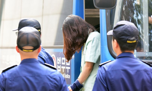 전남편 살해 혐의로 구속기소된 고유정이 지난 16일 오후 세 번째 재판을 받기 위해 제주지법으로 이송되고 있다. 연합뉴스