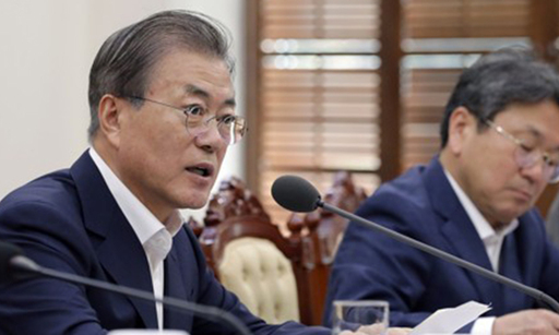 문재인 대통령이 지난달 30일 오전 청와대 여민관에서 조국 법무부 장관의 업무보고 후 발언하고 있다. 청와대 제공