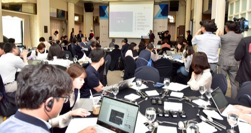 30일 서울 중구 프레스센터에서 ‘미세먼지 문제 해결을 위한 제1차 국민정책 제안’ 기자회견이 열리고 있다. 미세먼지 해결을 위해 설립된 대통령 직속 국가기후환경회의가 겨울과 봄철 석탄발전소 절반가량을 중단시키는 등의 첫 대국민 정책 제안을 내놨다. 국가기후환경회의 제공