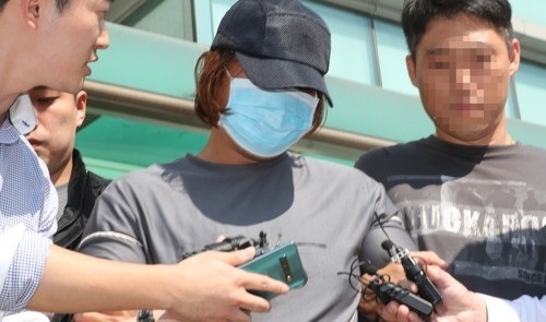 5살 의붓아들의 손과 발을 묶고 둔기로 때려 숨지게 한 혐의를 받는 계부 A(26)씨가 29일 오후 구속 전 피의자심문(영장실질심사)을 받기 위해 인천시 미추홀구 미추홀경찰서를 나와 인천지방법원으로 향하고 있다. 연합뉴스