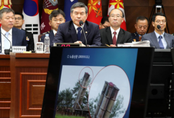 정경두 국방부장관이 2일 서울 용산구 국방부에서 열린 국회 국방위원회 국방부와 국방정보본부 등에 대한 국정감사에서 하태경 바른미래당 의원의 북한 미사일 발사 관련 질의를 듣고 있다. 뉴스1