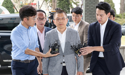 자유한국당 황교안 대표가 지난 1일 오후 국회 패스트트랙 여야 충돌 사건과 관련해 서울 양천구 서울남부지방검찰청으로 자진 출석하고 있다. 뉴시스