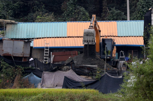 2일 경기도 파주시 파평면의 한 양돈농가에서 국내 10번째로 아프리카돼지열병(ASF)이 발생해 방역당국이 살처분 작업을 위해 구덩이를 파고 있다. 연합뉴스