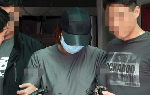 5살 의붓아들의 손과 발을 묶고 둔기로 때려 숨지게 한 혐의를 받는 계부 C(26)씨가 29일 오후 구속 전 피의자심문(영장실질심사)을 받기 위해 인천시 미추홀구 미추홀경찰서를 나와 인천지방법원으로 향하고 있다. 연합뉴스