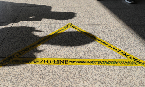 검찰이 검찰개혁의 일환으로 피의자 공개소환을 전면 폐지하기로 발표한 4일 서울 서초구 서울중앙지검에 설치된 포토라인에 취재진 그림자가 비치고 있다. 연합뉴스