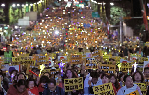 5일 오후 서울 서초구 대검찰청 앞에서 열린 '제8차 사법적폐 청산을 위한 검찰개혁 촛불문화제에서 참가자들이 '조국 수호·검찰개혁'을 외치며 촛불을 밝히고 있다. 뉴스1