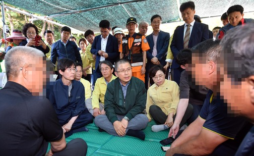 산사태 현장 찾아 자유한국당 황교안 대표(가운데)가 4일 오후 부산 사하구 구평동 산사태 현장을 방문해 사망자 및 매몰자 가족을 위로하고 있다.   부산=뉴시스