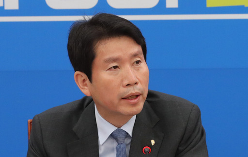 더불어민주당 이인영 원내대표가 8일 오전 국회에서 열린 원내대책회의-상임위 간사단 연석회의에서 발언하고 있다.