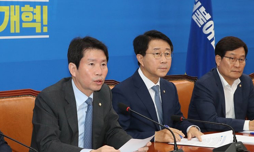 더불어민주당 이인영 원내대표가 8일 오전 국회에서 열린 원내대책회의-상임위 간사단 연석회의에서 발언하고 있다. 연합뉴스