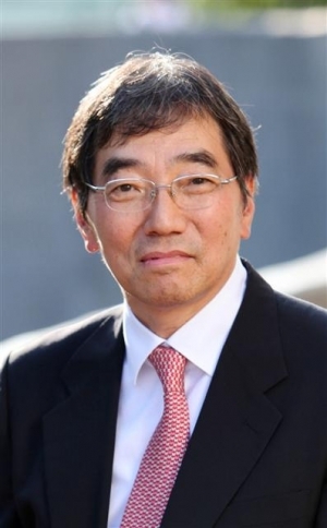 윤석헌(사진) 금융감독원장이 “자영업자가 어려움에 처했을 때 언제든 방문해서 해결방안을 처방받을 수 있는 응급 상담체계를 구축하겠다”고 밝혔다. 윤 원장은 22일 서울 중구 우리은행 본점에서 열린 우리은행과 5개 자영업단체 간 ‘포용적금융 생태계 조성을 위한 업무협약식’에 참석해 이같이 밝혔다.