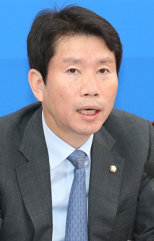 8일 국회에서 열린 더불어민주당 원내대표단·상임위원회 간사단 연석회의에서 이인영 원내대표가 여상규 국히 법제사법위원장을 성토하는 모두발언을 하고 있다. 뉴시스