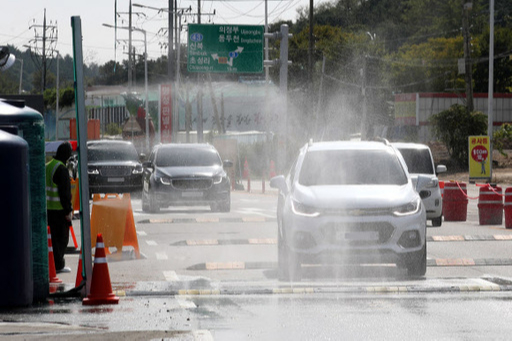 경기도 연천군과 포천시 길목에서 방역당국이 아프리카돼지열병(ASF) 확산을 막기 위해 소독작업을 하고 있다. 연합뉴스