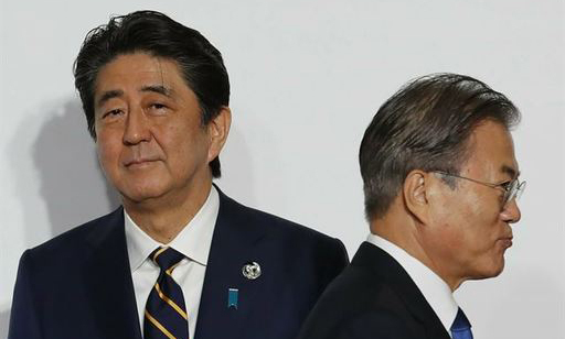 문재인 대통령(사진 오른쪽)과 아베 신조 일본 총리. AP=연합뉴스