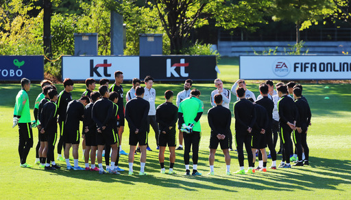 축구 국가대표팀 선수들이 8일 오후 파주 NFC에서 훈련하기에 앞서 벤투 감독의 지시를 받고 있다. 대표팀은 10일 스리랑카와 월드컵 2차 예선 2차전 홈경기를 치른 뒤 15일 북한과 3차전 원정 경기를 벌인다. 연합뉴스
