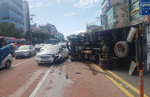 대구에서 트럭 운전자가 음주운전을 하다 차량 4대를 잇따라 들이받았다. 대구소방본부 제공