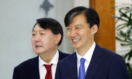 윤석열 검찰총장(왼쪽)과 조국 법무부 장관. 연합뉴스