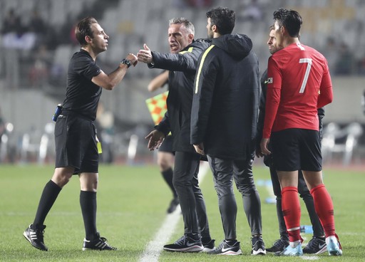 손흥민이 교체 과정에서 옐로카드를 받자 파울루 벤투 감독이 주심에게 항의하고 있다.